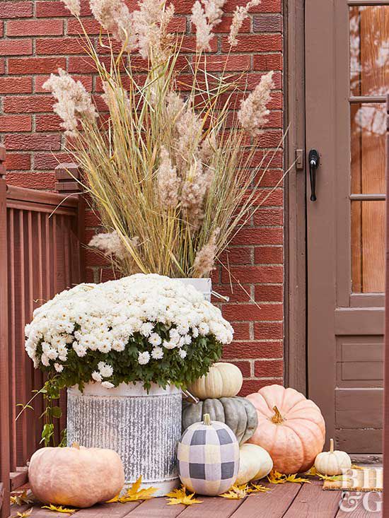 halloween outdoor display with tall grass
