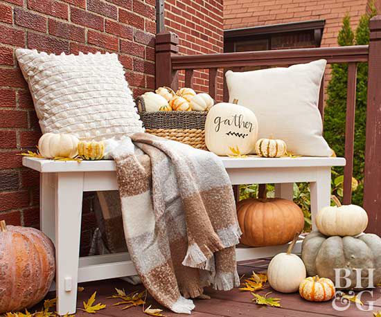 halloween front porch bench with pumpkins